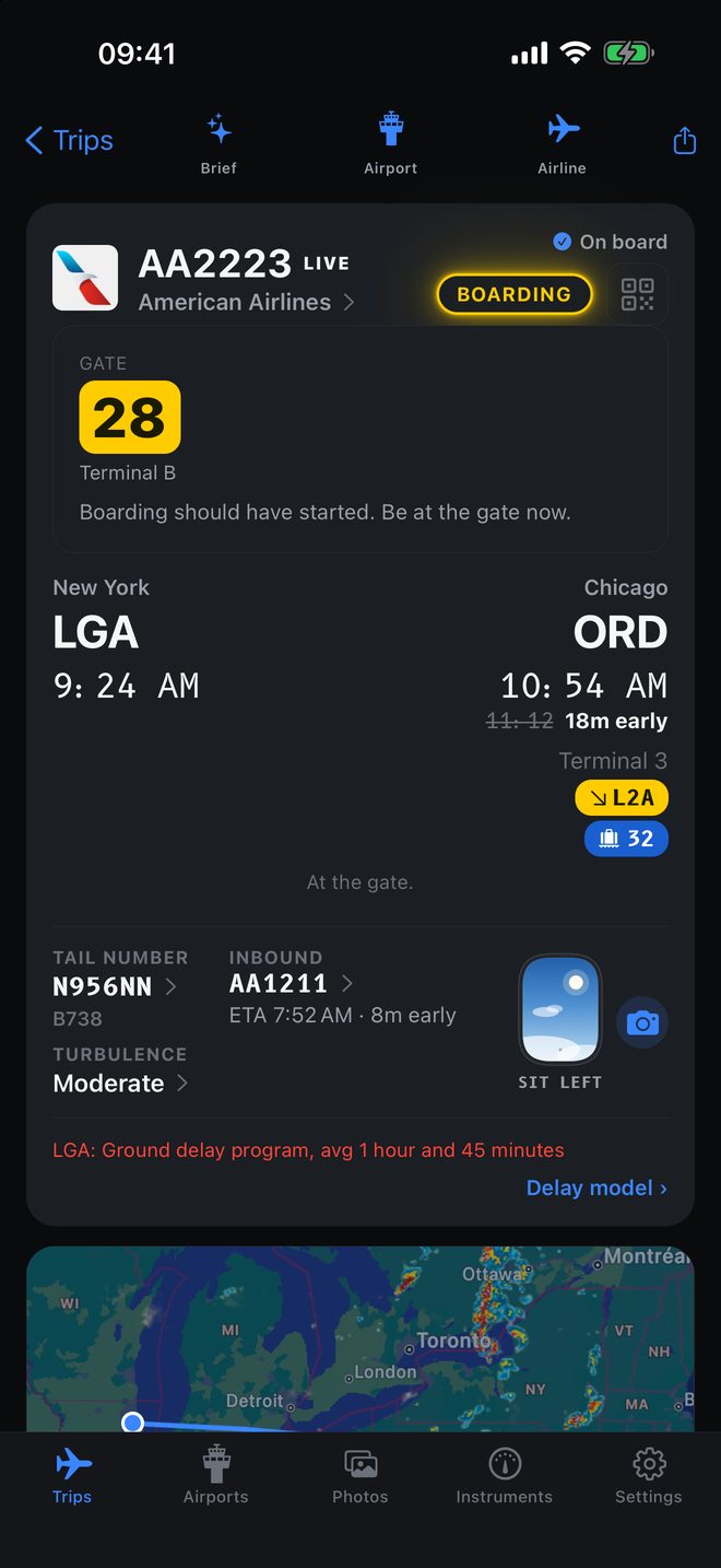 The same boarding screen in the night theme, gate 28 leading.